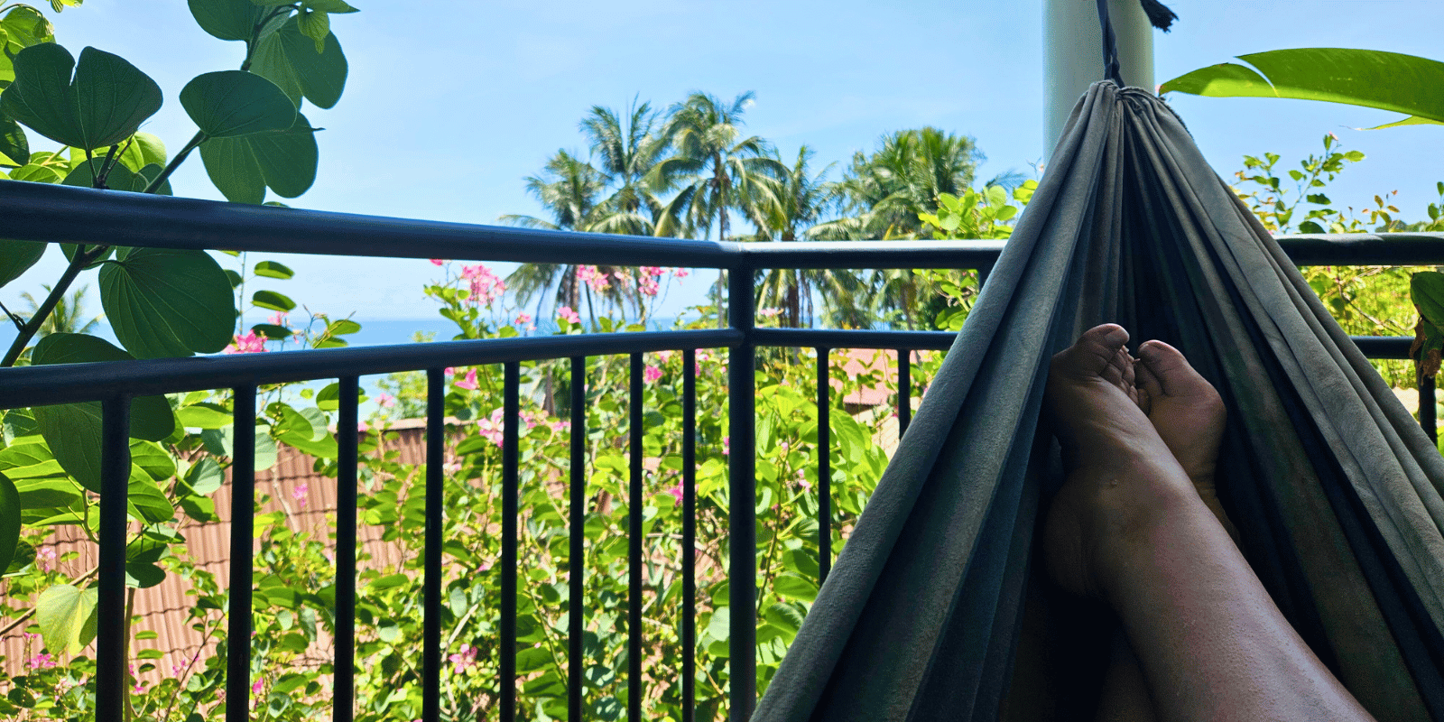 Traveling solo: Hammock on the balcony in Koh Phangan, Thailand