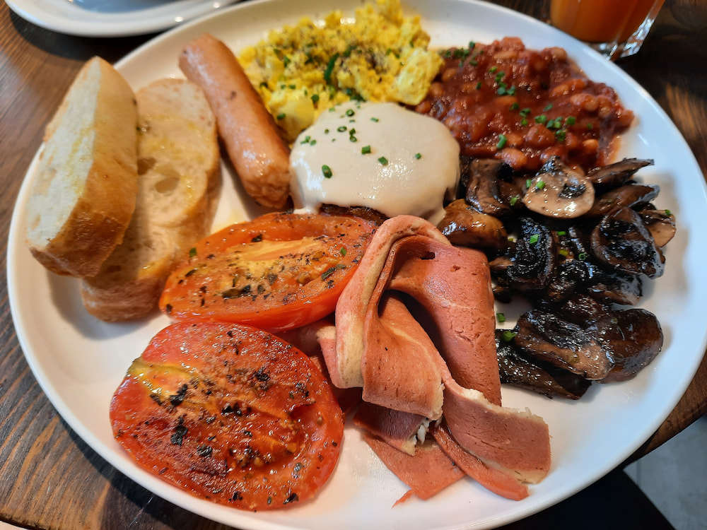 Vegan breakfast in Barcelona, Spain: Full English breakfast at Equilibrium Cafe