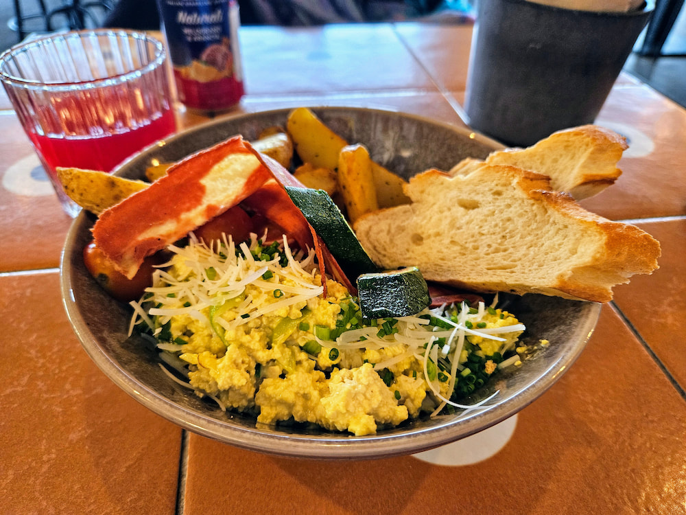 Vegan breakfast in Tallinn, Estonia: Tofu scramble at Nihe